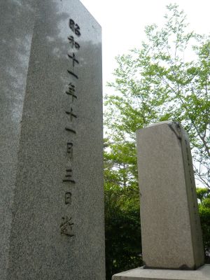 No.001                                                  これから、東京都府中市と小金井市にまたがる広い墓地・多磨霊園を訪れるクェ。多磨霊園には、多くの軍人さんや著名人の方々のお墓が点在するクェ。それらのお墓をお参りに行くクェ。ということで、東京都武蔵野市にあるJR武蔵境駅に到着したところだクェ。ここから西武多摩川線に乗り換えて多磨駅に向かうクェ。※(ご参考)これまでに日本や世界各地の日本人墓地、日本人慰霊碑、神社跡、史跡、日本人街、歴史遺構などを訪れた時の様子は、下記リンクを参照してクェ。※(ご参考)これまでに日本や世界各地の 「坂の上の雲」ゆかりの地や関連する場所などを訪れた時の様子は、下記リンクを参照してクェ。                                                                                                                      武蔵境駅 (東京都武蔵野市)                                                             Go!Go!キョロちゃん (Vol.M-011) 日本や世界各地の日本人墓地・慰霊碑・日本人町跡・歴史遺構など まとめページ (メニューページ)                 「坂の上の雲」ゆかりの地・戦跡・記念碑・墓地・ロケ地を訪ねて（日本国内・海外） 【まとめページ】                                                                                       No.002                                                  西武線のりばはあっちだね。                                                                           武蔵境駅 (東京都武蔵野市)                                                                                                             No.003                                                  西武多摩川線の武蔵境駅のホームにやって来たクェ。ここから数駅先の多磨駅に向かうクェ。                                                                           武蔵境駅 (東京都武蔵野市)                                                                                                             No.004                                                  西武多摩川線の武蔵境駅！                                                                           武蔵境駅 (東京都武蔵野市)                                                                                                             No.005                                                  西武多摩川線の多磨駅に到着～！                                                                                                                      多磨駅 (東京都府中市)                                                                                                             No.006                                                  多磨駅の駅名表示板と一緒に、写真を撮っておこっと。ハイ、チ～、クェッ！                                                                           多磨駅 (東京都府中市)                                                                                                                     写真をクリックすると拡大写真が現れるクェッ!!!                 No.007                                                  あそこに「都立多磨霊園案内図」があるね。                                                                           多磨駅 (東京都府中市)                                                                                                             No.008                                                  「ようこそ　新選組　近藤勇 ゆかりの地へ」                                                                           多磨駅 (東京都府中市)                                                                                                             No.009                                                  西武多摩川線・多磨駅の駅舎。                                                                           多磨駅 (東京都府中市)                                                                                                             No.010                                                  多磨霊園に向けて歩き中。                                                                           多磨 (東京都府中市)                                                                                                             No.011                                                  大きな霊園の近くなので、たくさんの石材店があるクェ。                                                                           多磨 (東京都府中市)                                                                                                             No.012                                                  石材店を眺めながら、多磨霊園に向けて歩き中。                                                                           多磨 (東京都府中市)                                                                                                             No.013                                                  石材店を眺めながら、多磨霊園に向けて歩き中。                                                                           多磨 (東京都府中市)                                                                                                             No.014                                                  石材店を眺めながら、多磨霊園に向けて歩き中。                                                                           多磨 (東京都府中市)                                                                                                             No.015                                                  石材店を眺めながら、多磨霊園に向けて歩き中。                                                                           多磨 (東京都府中市)                                                                                                             No.016                                                  ここの交差点は、ナナメ右方向に行くクェ。                                                                                                                      多磨 (東京都府中市)                                                                                                             No.017                                                  石材店を眺めながら、多磨霊園に向けて歩き中。                                                                           多磨 (東京都府中市)                                                                                                             No.018                                                  お花も売られているクェ。                                                                           多磨 (東京都府中市)                                                                                                             No.019                                                  あの先に、緑がたくさん見えてきたクェ。多磨霊園だクェ。多磨霊園の正門に向けて歩き中。                                                                           多磨 (東京都府中市)                                                                                                             No.020                                                  多磨霊園の正門に向けて歩き中。                                                                           多磨 (東京都府中市)                                                                                                             No.021                                                  ここに交番があるね、この先が多磨霊園の正門だクェ。                                                                                                                      多磨 (東京都府中市)                                                                                                             No.022                                                  「歴史がねむる公園墓地」                                                                           多磨霊園 (東京都府中市/小金井市)                                                                                                                     写真をクリックすると拡大写真が現れるクェッ!!!                 No.023                                                  「武蔵野きすげ」                                                                           多磨霊園 (東京都府中市/小金井市)                                                                                                             No.024                                                  あっちに見える並木は、多磨霊園南参道だクェ。                                                                           多磨霊園 (東京都府中市/小金井市)                                                                                                             No.025                                                  多磨霊園の正門に到着～。                                                                                                                      多磨霊園 (東京都府中市/小金井市)                                                                                                             No.026                                                  多磨霊園の正門付近を散策中。                                                                           多磨霊園 (東京都府中市/小金井市)                                                                                                             No.027                                                  多磨霊園の正門付近を散策中。                                                                           多磨霊園 (東京都府中市/小金井市)                                                                                                             No.028                                                  多磨霊園の正門付近を散策中。                                                                           多磨霊園 (東京都府中市/小金井市)                                                                                                             No.029                                                  「東京都 多磨霊園」                                                                           多磨霊園 (東京都府中市/小金井市)                                                                                                             No.030                                                  「東京都 多磨霊園」と一緒に、記念写真を撮っておこっと。ハイ、チ～、クェッ！                                                                           多磨霊園 (東京都府中市/小金井市)                                                                                                             No.031                                                  「多磨霊園の案内」                                                                           多磨霊園 (東京都府中市/小金井市)                                                                                                             No.032                                                  「都立霊園ご利用の方へ」                                                                           多磨霊園 (東京都府中市/小金井市)                                                                                                             No.033                                                  では、多磨霊園の中に入って行くクェ。                                                                           多磨霊園 (東京都府中市/小金井市)                                                                                                             No.034                                                  多磨霊園を散策中。                                                                           多磨霊園 (東京都府中市/小金井市)                                                                                                                     写真をクリックすると拡大写真が現れるクェッ!!!                 No.035                                                  多磨霊園の地図。かなり広い敷地だクェ。では、これから、いろいろな方々の墓地をお参りするクェ。著名人の墓地の場所は、公園事務所で配布している地図に載っているクェ。多磨霊園の公式HPでもダウンロードできるクェ。                                                                           多磨霊園 (東京都府中市/小金井市)                                                             多磨霊園HP (都立霊園公式サイト TOKYO霊園さんぽ）                                                                                       No.036                                                  あっちに見える円形の大きな建物は何だろう・・・。                                                                           多磨霊園 (東京都府中市/小金井市)                                                                                                             No.037                                                  「みたま堂」って書いてあるね。納骨堂のようだクェ。                                                                                                                      多磨霊園 (東京都府中市/小金井市)                                                                                                                     写真をクリックすると拡大写真が現れるクェッ!!!                 No.038                                                  「参拝者の皆様へ」開堂時間は午前９時からだね。今は午前8時半ごろなのでまだ開いていないクェ。帰りに立ち寄ってみるクェ。                                                                           多磨霊園 (東京都府中市/小金井市)                                                                                                             No.039                                                  門の隙間から中を眺める。                                                                           多磨霊園 (東京都府中市/小金井市)                                                                                                             No.040                                                  では、お墓参りに行くクェ。まず最初は、山本五十六 海軍元帥のお墓を訪れるクェ。                                                                           多磨霊園 (東京都府中市/小金井市)                                                                                                             No.041                                                  あれは何だろう・・・。                                                                           多磨霊園 (東京都府中市/小金井市)                                                                                                                     写真をクリックすると拡大写真が現れるクェッ!!!                 No.042                                                  「名誉霊域」って刻まれているね。英雄のお墓のエリアのようだクェ。                                                                           多磨霊園 (東京都府中市/小金井市)                                                                                                             No.043                                                  「名誉霊域通り」                                                                           多磨霊園 (東京都府中市/小金井市)                                                                                                             No.044                                                  名誉霊域通りを散策中。                                                                           多磨霊園 (東京都府中市/小金井市)                                                                                                             No.045                                                  あそこに立派な石碑があるね。                                                                           多磨霊園 (東京都府中市/小金井市)                                                                                                                     写真をクリックすると拡大写真が現れるクェッ!!!                 No.046                                                  碑文にズーム。                                                                           多磨霊園 (東京都府中市/小金井市)                                                                                                                     写真をクリックすると拡大写真が現れるクェッ!!!                 No.047                                                  碑文にズーム。                                                                           多磨霊園 (東京都府中市/小金井市)                                                                                                                     写真をクリックすると拡大写真が現れるクェッ!!!                 No.048                                                  裏面を見てみる。                                                                           多磨霊園 (東京都府中市/小金井市)                                                                                                             No.049                                                  名誉霊域通りを散策中。                                                                           多磨霊園 (東京都府中市/小金井市)                                                                                                             No.050                                                  名誉霊域通りを散策中。                                                                           多磨霊園 (東京都府中市/小金井市)                                                                                                                     写真をクリックすると拡大写真が現れるクェッ!!!                 No.051                                                  7区にやって来たクェ。                                                                           多磨霊園 (東京都府中市/小金井市)                                                                                                             No.052                                                  あそこに立派なお墓が見えるね。あれが山本五十六 海軍元帥のお墓だクェ。【場所】7区, 特種, 1側, 2番                                                                           多磨霊園 (東京都府中市/小金井市)                                                                                                             No.053                                                  山本五十六 海軍元帥のお墓をお参り中。                                                                           多磨霊園 (東京都府中市/小金井市)                                                                                                             No.054                                                  山本五十六 海軍元帥のお墓をお参り中。手水場もあるクェ。                                                                           多磨霊園 (東京都府中市/小金井市)                                                                                                             No.055                                                  山本五十六 海軍元帥のお墓をお参り中。                                                                           多磨霊園 (東京都府中市/小金井市)                                                                                                                                                    No.056                                                  山本五十六 海軍元帥のお墓をお参り中。                                                                           多磨霊園 (東京都府中市/小金井市)                                                                                                                                                    No.057                                                  山本五十六 海軍元帥のお墓をお参り中。                                                                           多磨霊園 (東京都府中市/小金井市)                                                                                                                                                    No.058                                                  山本五十六 海軍元帥のお墓をお参り中。                                                                           多磨霊園 (東京都府中市/小金井市)                                                                                                                     写真をクリックすると拡大写真が現れるクェッ!!!                 No.059                                                  「元帥海軍大将　正三位　大勲位　功一級　山本五十六墓」                                                                           多磨霊園 (東京都府中市/小金井市)                                                                                                             No.060                                                  山本五十六 海軍元帥のお墓をお参り中。                                                                           多磨霊園 (東京都府中市/小金井市)                                                                                                             No.061                                                  山本五十六 海軍元帥のお墓をお参り中。                                                                           多磨霊園 (東京都府中市/小金井市)                                                                                                             No.062                                                  山本五十六 海軍元帥のお墓をお参り中。                                                                           多磨霊園 (東京都府中市/小金井市)                                                                                                             No.063                                                  合掌。                                                                           多磨霊園 (東京都府中市/小金井市)                                                                                                             No.064                                                  山本五十六 海軍元帥のお墓で、写真を撮らせていただくクェ。ハイ、チ～、クェッ！                                                                           多磨霊園 (東京都府中市/小金井市)                                                                                                             No.065                                                  山本五十六 海軍元帥のお墓をお参り中。                                                                           多磨霊園 (東京都府中市/小金井市)                                                                                                             No.066                                                  山本五十六 海軍元帥のお墓をお参り中。                                                                           多磨霊園 (東京都府中市/小金井市)                                                                                                             No.067                                                  山本五十六 海軍元帥のお墓をお参り中。                                                                           多磨霊園 (東京都府中市/小金井市)                                                                                                             No.068                                                  山本五十六 海軍元帥のお墓をお参り中。                                                                           多磨霊園 (東京都府中市/小金井市)                                                                                                             No.069                                                  山本五十六 海軍元帥のお墓をお参り中。                                                                           多磨霊園 (東京都府中市/小金井市)                                                                                                             No.070                                                  「昭和十八年四月戦死」                                                                           多磨霊園 (東京都府中市/小金井市)                                                                                                             No.071                                                  山本五十六 海軍元帥のお墓をお参り中。                                                                           多磨霊園 (東京都府中市/小金井市)                                                                                                             No.072                                                  山本五十六 海軍元帥のお墓をお参り中。                                                                           多磨霊園 (東京都府中市/小金井市)                                                                                                             No.073                                                  山本五十六 海軍元帥のお墓をお参り中。                                                                           多磨霊園 (東京都府中市/小金井市)                                                                                                             No.074                                                  山本五十六 海軍元帥のお墓をお参り中。                                                                           多磨霊園 (東京都府中市/小金井市)                                                                                                             No.075                                                  山本五十六 海軍元帥のお墓をお参り中。                                                                           多磨霊園 (東京都府中市/小金井市)                                                                                                             No.076                                                  あそこに石碑があるね。                                                                           多磨霊園 (東京都府中市/小金井市)                                                                                                                     写真をクリックすると拡大写真が現れるクェッ!!!                 No.077                                                  碑文にズーム。                                                                           多磨霊園 (東京都府中市/小金井市)                                                                                                             No.078                                                  山本五十六 海軍元帥のお墓をお参り中。                                                                           多磨霊園 (東京都府中市/小金井市)                                                                                                             No.079                                                  山本五十六 海軍元帥のお墓をお参り中。                                                                           多磨霊園 (東京都府中市/小金井市)                                                                                                             No.080                                                  山本五十六 海軍元帥のお墓をお参り中。                                                                           多磨霊園 (東京都府中市/小金井市)                                                                                                             No.081                                                  山本五十六 海軍元帥のお墓をお参り中。                                                                           多磨霊園 (東京都府中市/小金井市)                                                                                                                     写真をクリックすると拡大写真が現れるクェッ!!!                 No.082                                                  山本五十六 海軍元帥のお墓をお参り中。                                                                           多磨霊園 (東京都府中市/小金井市)                                                                                                             No.083                                                  山本五十六 海軍元帥のお墓をお参り中。                                                                           多磨霊園 (東京都府中市/小金井市)                                                                                                             No.084                                                  山本五十六 海軍元帥のお墓をお参り中。以上で、山本五十六 海軍元帥のお墓のお参りは終了だクェ。                                                                           多磨霊園 (東京都府中市/小金井市)                                                                                                             No.085                                                  次は、山本五十六 海軍元帥のお墓の隣にある東郷平八郎 海軍元帥のお墓をお参りするクェ。                                                                           多磨霊園 (東京都府中市/小金井市)                                                                                                             No.086                                                  ここに大きなお墓があるね。ここが東郷平八郎 海軍元帥のお墓だクェ。【場所】7区, 特種, 1側, 1番                                                                           多磨霊園 (東京都府中市/小金井市)                                                                                                             No.087                                                  東郷平八郎 海軍元帥のお墓をお参り中。                                                                           多磨霊園 (東京都府中市/小金井市)                                                                                                             No.088                                                  東郷平八郎 海軍元帥のお墓をお参り中。                                                                           多磨霊園 (東京都府中市/小金井市)                                                                                                             No.089                                                  東郷平八郎 海軍元帥のお墓をお参り中。                                                                           多磨霊園 (東京都府中市/小金井市)                                                                                                             No.090                                                  東郷平八郎 海軍元帥のお墓をお参り中。                                                                           多磨霊園 (東京都府中市/小金井市)                                                                                                             No.091                                                  東郷平八郎 海軍元帥のお墓をお参り中。                                                                           多磨霊園 (東京都府中市/小金井市)                                                                                                             No.092                                                  東郷平八郎 海軍元帥のお墓をお参り中。                                                                           多磨霊園 (東京都府中市/小金井市)                                                                                                                     写真をクリックすると拡大写真が現れるクェッ!!!                 No.093                                                  「元帥海軍大将侯爵東郷平八郎墓」                                                                           多磨霊園 (東京都府中市/小金井市)                                                                                                                     写真をクリックすると拡大写真が現れるクェッ!!!                 No.094                                                  東郷平八郎 海軍元帥のお墓をお参り中。                                                                           多磨霊園 (東京都府中市/小金井市)                                                                                                             No.095                                                  東郷平八郎 海軍元帥のお墓をお参り中。                                                                           多磨霊園 (東京都府中市/小金井市)                                                                                                             No.096                                                  東郷平八郎 海軍元帥のお墓をお参り中。                                                                           多磨霊園 (東京都府中市/小金井市)                                                                                                             No.097                                                  合掌。                                                                           多磨霊園 (東京都府中市/小金井市)                                                                                                             No.098                                                  東郷平八郎 海軍元帥のお墓で、写真を撮らせていただくクェ。ハイ、チ～、クェッ！                                                                           多磨霊園 (東京都府中市/小金井市)                                                                                                             No.099                                                  東郷平八郎 海軍元帥のお墓をお参り中。                                                                           多磨霊園 (東京都府中市/小金井市)                                                                                                             No.100                                                  東郷平八郎 海軍元帥のお墓をお参り中。                                                                           多磨霊園 (東京都府中市/小金井市)                                                                                                             No.101                                                  東郷平八郎 海軍元帥のお墓をお参り中。                                                                           多磨霊園 (東京都府中市/小金井市)                                                                                                                     写真をクリックすると拡大写真が現れるクェッ!!!                 No.102                                                  「昭和九年五月三十日薨」                                                                           多磨霊園 (東京都府中市/小金井市)                                                                                                                     写真をクリックすると拡大写真が現れるクェッ!!!                 No.103                                                  東郷平八郎 海軍元帥のお墓をお参り中。                                                                           多磨霊園 (東京都府中市/小金井市)                                                                                                             No.104                                                  東郷平八郎 海軍元帥のお墓をお参り中。                                                                           多磨霊園 (東京都府中市/小金井市)                                                                                                             No.105                                                  あそこに石碑があるね。                                                                           多磨霊園 (東京都府中市/小金井市)                                                                                                                     写真をクリックすると拡大写真が現れるクェッ!!!                 No.106                                                  碑文にズーム。                                                                           多磨霊園 (東京都府中市/小金井市)                                                                                                             No.107                                                  東郷平八郎 海軍元帥のお墓をお参り中。                                                                           多磨霊園 (東京都府中市/小金井市)                                                                                                             No.108                                                  東郷平八郎 海軍元帥のお墓をお参り中。                                                                           多磨霊園 (東京都府中市/小金井市)                                                                                                             No.109                                                  東郷平八郎 海軍元帥のお墓をお参り中。                                                                           多磨霊園 (東京都府中市/小金井市)                                                                                                             No.110                                                  東郷平八郎 海軍元帥のお墓をお参り中。                                                                           多磨霊園 (東京都府中市/小金井市)                                                                                                             No.111                                                  東郷平八郎 海軍元帥のお墓をお参り中。                                                                           多磨霊園 (東京都府中市/小金井市)                                                                                                             No.112                                                  東郷平八郎 海軍元帥のお墓をお参り中。                                                                           多磨霊園 (東京都府中市/小金井市)                                                                                                             No.113                                                  東郷平八郎 海軍元帥のお墓をお参り中。                                                                           多磨霊園 (東京都府中市/小金井市)                                                                                                             No.114                                                  東郷平八郎 海軍元帥のお墓をお参り中。                                                                           多磨霊園 (東京都府中市/小金井市)                                                                                                             No.115                                                  東郷平八郎 海軍元帥のお墓をお参り中。                                                                           多磨霊園 (東京都府中市/小金井市)                                                                                                                     写真をクリックすると拡大写真が現れるクェッ!!!                 No.116                                                  東郷平八郎 海軍元帥のお墓をお参り中。                                                                           多磨霊園 (東京都府中市/小金井市)                                                                                                             No.117                                                  では、次の場所に向かうクェ。と思ったら、門柱に文字が刻まれているね。見てみるクェ。                                                                           多磨霊園 (東京都府中市/小金井市)                                                                                                                     写真をクリックすると拡大写真が現れるクェッ!!!                 No.118                                                  「昭和十年五月三十日竣工」                                                                           多磨霊園 (東京都府中市/小金井市)                                                                                                             No.119                                                  もう一方の門柱を見てみる。「東京府」って刻まれているクェ。                                                                           多磨霊園 (東京都府中市/小金井市)                                                                                                             No.120                                                  次は、高橋是清(首相・蔵相)のお墓をお参りするクェ。                                                                           多磨霊園 (東京都府中市/小金井市)                                                                                                             No.121                                                  多磨霊園を散策中。                                                                           多磨霊園 (東京都府中市/小金井市)                                                                                                                     写真をクリックすると拡大写真が現れるクェッ!!!                 No.122                                                  8区にやって来たクェ。                                                                           多磨霊園 (東京都府中市/小金井市)                                                                                                             No.123                                                  多磨霊園には、このように区分番地が付与されているクェ。この区分番地を目印にしてお墓を探しているクェ。                                                                           多磨霊園 (東京都府中市/小金井市)                                                                                                             No.124                                                  ここのお墓は大きな鳥居があるね。                                                                           多磨霊園 (東京都府中市/小金井市)                                                                                                             No.125                                                  「8区,1種,2側」に到着。高橋是清(首相・蔵相)のお墓は、このブロックにあるはずだクェ。                                                                           多磨霊園 (東京都府中市/小金井市)                                                                                                             No.126                                                  あそこに見えるのが、高橋是清(首相・蔵相)のお墓だクェ。 【場所】8区,  1種, 2側, 16番                                                                           多磨霊園 (東京都府中市/小金井市)                                                                                                             No.127                                                  高橋是清 (首相・蔵相)のお墓をお参り中。                                                                           多磨霊園 (東京都府中市/小金井市)                                                                                                             No.128                                                  高橋是清 (首相・蔵相)のお墓をお参り中。                                                                           多磨霊園 (東京都府中市/小金井市)                                                                                                             No.129                                                  高橋是清 (首相・蔵相)のお墓をお参り中。                                                                           多磨霊園 (東京都府中市/小金井市)                                                                                                             No.130                                                  高橋是清 (首相・蔵相)のお墓をお参り中。                                                                           多磨霊園 (東京都府中市/小金井市)                                                                                                             No.131                                                  高橋是清 (首相・蔵相)のお墓をお参り中。                                                                           多磨霊園 (東京都府中市/小金井市)                                                                                                             No.132                                                  高橋是清 (首相・蔵相)のお墓をお参り中。                                                                           多磨霊園 (東京都府中市/小金井市)                                                                                                             No.133                                                  高橋是清 (首相・蔵相)のお墓をお参り中。                                                                           多磨霊園 (東京都府中市/小金井市)                                                                                                             No.134                                                  高橋是清 (首相・蔵相)のお墓をお参り中。                                                                           多磨霊園 (東京都府中市/小金井市)                                                                                                                     写真をクリックすると拡大写真が現れるクェッ!!!                 No.135                                                  「正二位　大勲位　高橋是清墓」                                                                           多磨霊園 (東京都府中市/小金井市)                                                                                                             No.136                                                  高橋是清 (首相・蔵相)のお墓をお参り中。                                                                           多磨霊園 (東京都府中市/小金井市)                                                                                                             No.137                                                  高橋是清 (首相・蔵相)のお墓をお参り中。                                                                           多磨霊園 (東京都府中市/小金井市)                                                                                                             No.138                                                  合掌。                                                                           多磨霊園 (東京都府中市/小金井市)                                                                                                             No.139                                                  高橋是清 (首相・蔵相)のお墓で、写真を撮らせていただくクェ。ハイ、チ～、クェッ！                                                                           多磨霊園 (東京都府中市/小金井市)                                                                                                             No.140                                                  高橋是清 (首相・蔵相)のお墓をお参り中。                                                                           多磨霊園 (東京都府中市/小金井市)                                                                                                             No.141                                                  高橋是清 (首相・蔵相)のお墓をお参り中。                                                                           多磨霊園 (東京都府中市/小金井市)                                                                                                             No.142                                                  高橋是清 (首相・蔵相)のお墓をお参り中。                                                                           多磨霊園 (東京都府中市/小金井市)                                                                                                                     写真をクリックすると拡大写真が現れるクェッ!!!                 No.143                                                  「昭和十一年二月二十六日薨」                                                                           多磨霊園 (東京都府中市/小金井市)                                                                                                             No.144                                                  高橋是清 (首相・蔵相)のお墓をお参り中。                                                                           多磨霊園 (東京都府中市/小金井市)                                                                                                             No.145                                                  あそこに石碑があるね。                                                                           多磨霊園 (東京都府中市/小金井市)                                                                                                             No.146                                                  石碑を観察中。                                                                           多磨霊園 (東京都府中市/小金井市)                                                                                                                     写真をクリックすると拡大写真が現れるクェッ!!!                 No.147                                                  碑文にズーム。                                                                           多磨霊園 (東京都府中市/小金井市)                                                                                                             No.148                                                  石碑を観察中。                                                                           多磨霊園 (東京都府中市/小金井市)                                                                                                             No.149                                                  石碑を観察中。                                                                           多磨霊園 (東京都府中市/小金井市)                                                                                                             No.150                                                  次は、あそこに見えるお墓をお参りするクェ。あのお墓は、黒木為楨(陸軍大将)のお墓だクェ。【場所】8区,  1種, 2側, 15番                                                                           多磨霊園 (東京都府中市/小金井市)                                                                                                             No.151                                                  黒木為楨(陸軍大将)のお墓をお参り中。                                                                           多磨霊園 (東京都府中市/小金井市)                                                                                                             No.152                                                  黒木為楨(陸軍大将)のお墓をお参り中。                                                                           多磨霊園 (東京都府中市/小金井市)                                                                                                             No.153                                                  黒木為楨(陸軍大将)のお墓をお参り中。                                                                           多磨霊園 (東京都府中市/小金井市)                                                                                                                     写真をクリックすると拡大写真が現れるクェッ!!!                 No.154                                                  「陸軍大将伯爵黒木為楨墓」                                                                           多磨霊園 (東京都府中市/小金井市)                                                                                                             No.155                                                  合掌。                                                                           多磨霊園 (東京都府中市/小金井市)                                                                                                             No.156                                                  黒木為楨(陸軍大将)のお墓で、写真を撮らせていただくクェ。ハイ、チ～、クェッ！                                                                           多磨霊園 (東京都府中市/小金井市)                                                                                                             No.157                                                  黒木為楨(陸軍大将)のお墓をお参り中。                                                                           多磨霊園 (東京都府中市/小金井市)                                                                                                             No.158                                                  黒木為楨(陸軍大将)のお墓をお参り中。                                                                           多磨霊園 (東京都府中市/小金井市)                                                                                                                     写真をクリックすると拡大写真が現れるクェッ!!!                 No.159                                                  「大正十二年二月四日薨」                                                                           多磨霊園 (東京都府中市/小金井市)                                                                                                             No.160                                                  黒木為楨(陸軍大将)のお墓をお参り中。                                                                           多磨霊園 (東京都府中市/小金井市)                                                                                                             No.161                                                  黒木為楨(陸軍大将)のお墓をお参り中。                                                                           多磨霊園 (東京都府中市/小金井市)                                                                                                             No.162                                                  黒木為楨(陸軍大将)のお墓をお参り中。                                                                           多磨霊園 (東京都府中市/小金井市)                                                                                                             No.163                                                  黒木為楨(陸軍大将)のお墓をお参り中。                                                                           多磨霊園 (東京都府中市/小金井市)                                                                                                             No.164                                                  黒木為楨(陸軍大将)のお墓をお参り中。                                                                           多磨霊園 (東京都府中市/小金井市)                                                                                                             No.165                                                  黒木為楨(陸軍大将)のお墓をお参り中。                                                                           多磨霊園 (東京都府中市/小金井市)                                                                                                             No.166                                                  あそこに石碑があるね。                                                                           多磨霊園 (東京都府中市/小金井市)                                                                                                             No.167                                                  石碑を観察中。                                                                           多磨霊園 (東京都府中市/小金井市)                                                                                                                     写真をクリックすると拡大写真が現れるクェッ!!!                 No.168                                                  碑文にズーム。                                                                           多磨霊園 (東京都府中市/小金井市)                                                                                                             No.169                                                  次は、あそこに見えるお墓をお参りするクェ。あのお墓は、児玉源太郎(陸・内相)のお墓だクェ。 【場所】8区,  1種, 17側, 1番                                                                           多磨霊園 (東京都府中市/小金井市)                                                                                                             No.170                                                  児玉源太郎(陸・内相)のお墓をお参り中。                                                                           多磨霊園 (東京都府中市/小金井市)                                                                                                             No.171                                                  児玉源太郎(陸・内相)のお墓をお参り中。                                                                           多磨霊園 (東京都府中市/小金井市)                                                                                                             No.172                                                  児玉源太郎(陸・内相)のお墓をお参り中。                                                                           多磨霊園 (東京都府中市/小金井市)                                                                                                             No.173                                                  合掌。                                                                           多磨霊園 (東京都府中市/小金井市)                                                                                                             No.174                                                  児玉源太郎(陸・内相)のお墓で、写真を撮らせていただくクェ。ハイ、チ～、クェッ！                                                                           多磨霊園 (東京都府中市/小金井市)                                                                                                             No.175                                                  児玉源太郎(陸・内相)のお墓をお参り中。                                                                           多磨霊園 (東京都府中市/小金井市)                                                                                                             No.176                                                  児玉源太郎(陸・内相)のお墓をお参り中。                                                                           多磨霊園 (東京都府中市/小金井市)                                                                                                                     写真をクリックすると拡大写真が現れるクェッ!!!                 No.177                                                  「陸軍大将子爵児玉源太郎卿之墓」                                                                           多磨霊園 (東京都府中市/小金井市)                                                                                                             No.178                                                  児玉源太郎(陸・内相)のお墓をお参り中。                                                                           多磨霊園 (東京都府中市/小金井市)                                                                                                             No.179                                                  児玉源太郎(陸・内相)のお墓をお参り中。                                                                           多磨霊園 (東京都府中市/小金井市)                                                                                                             No.180                                                  児玉源太郎(陸・内相)のお墓をお参り中。                                                                           多磨霊園 (東京都府中市/小金井市)                                                                                                             No.181                                                  「明治三十九年七月二十四日薨」                                                                           多磨霊園 (東京都府中市/小金井市)                                                                                                             No.182                                                  児玉源太郎(陸・内相)のお墓をお参り中。                                                                           多磨霊園 (東京都府中市/小金井市)                                                                                                             No.183                                                  児玉源太郎(陸・内相)のお墓をお参り中。                                                                           多磨霊園 (東京都府中市/小金井市)                                                                                                             No.184                                                  児玉源太郎(陸・内相)のお墓をお参り中。                                                                           多磨霊園 (東京都府中市/小金井市)                                                                                                             No.185                                                  児玉源太郎(陸・内相)のお墓をお参り中。                                                                           多磨霊園 (東京都府中市/小金井市)                                                                                                             No.186                                                  児玉源太郎(陸・内相)のお墓をお参り中。                                                                           多磨霊園 (東京都府中市/小金井市)                                                                                                             No.187                                                  児玉源太郎(陸・内相)のお墓をお参り中。                                                                           多磨霊園 (東京都府中市/小金井市)                                                                                                             No.188                                                  児玉源太郎(陸・内相)のお墓をお参り中。                                                                           多磨霊園 (東京都府中市/小金井市)                                                                                                                     写真をクリックすると拡大写真が現れるクェッ!!!                 No.189                                                  児玉源太郎(陸・内相)のお墓をお参り中。                                                                           多磨霊園 (東京都府中市/小金井市)                                                                                                             No.190                                                  児玉源太郎(陸・内相)のお墓をお参り中。                                                                           多磨霊園 (東京都府中市/小金井市)                                                                                                             No.191                                                  児玉源太郎(陸・内相)のお墓をお参り中。                                                                           多磨霊園 (東京都府中市/小金井市)                                                                                                             No.192                                                  児玉源太郎(陸・内相)のお墓をお参り中。                                                                           多磨霊園 (東京都府中市/小金井市)                                                                                                             No.193                                                  児玉源太郎(陸・内相)のお墓をお参り中。                                                                           多磨霊園 (東京都府中市/小金井市)                                                                                                             No.194                                                  児玉源太郎(陸・内相)のお墓をお参り中。                                                                           多磨霊園 (東京都府中市/小金井市)                                                                                                                     写真をクリックすると拡大写真が現れるクェッ!!!                 No.195                                                  あそこに石碑があるね。                                                                           多磨霊園 (東京都府中市/小金井市)                                                                                                             No.196                                                  児玉源太郎(陸・内相)のお墓をお参り中。                                                                           多磨霊園 (東京都府中市/小金井市)                                                                                                             No.197                                                  児玉源太郎(陸・内相)のお墓をお参り中。                                                                           多磨霊園 (東京都府中市/小金井市)                                                                                                             No.198                                                  児玉源太郎(陸・内相)のお墓をお参り中。                                                                           多磨霊園 (東京都府中市/小金井市)                                                                                                             No.199                                                  児玉源太郎(陸・内相)のお墓をお参り中。                                                                           多磨霊園 (東京都府中市/小金井市)                                                                                                             No.200                                                  児玉源太郎(陸・内相)のお墓をお参り中。                                                                           多磨霊園 (東京都府中市/小金井市)                                                                                                                     写真をクリックすると拡大写真が現れるクェッ!!!                 No.201                                                  16区にやって来たクェ。                                                                           多磨霊園 (東京都府中市/小金井市)                                                                                                             No.202                                                  次は、あそこに見えるお墓をお参りするクェ。あのお墓は、山下奉文(陸軍大将)のお墓だクェ。 【場所】16区,  1種, 8側, 6番                                                                           多磨霊園 (東京都府中市/小金井市)                                                                                                             No.203                                                  山下奉文(陸軍大将)のお墓をお参り中。                                                                           多磨霊園 (東京都府中市/小金井市)                                                                                                             No.204                                                  山下奉文(陸軍大将)のお墓をお参り中。                                                                           多磨霊園 (東京都府中市/小金井市)                                                                                                             No.205                                                  山下奉文(陸軍大将)のお墓をお参り中。                                                                           多磨霊園 (東京都府中市/小金井市)                                                                                                             No.206                                                  山下奉文(陸軍大将)のお墓をお参り中。                                                                           多磨霊園 (東京都府中市/小金井市)                                                                                                             No.207                                                  山下奉文(陸軍大将)のお墓をお参り中。                                                                           多磨霊園 (東京都府中市/小金井市)                                                                                                             No.208                                                  山下奉文(陸軍大将)のお墓をお参り中。                                                                           多磨霊園 (東京都府中市/小金井市)                                                                                                                     写真をクリックすると拡大写真が現れるクェッ!!!                 No.209                                                  「山下奉文墓」                                                                           多磨霊園 (東京都府中市/小金井市)                                                                                                             No.210                                                  山下奉文(陸軍大将)のお墓をお参り中。                                                                           多磨霊園 (東京都府中市/小金井市)                                                                                                             No.211                                                  合掌。                                                                           多磨霊園 (東京都府中市/小金井市)                                                                                                             No.212                                                  山下奉文(陸軍大将)のお墓で、写真を撮らせていただくクェ。ハイ、チ～、クェッ！                                                                           多磨霊園 (東京都府中市/小金井市)                                                                                                             No.213                                                  山下奉文(陸軍大将)のお墓をお参り中。                                                                           多磨霊園 (東京都府中市/小金井市)                                                                                                                     写真をクリックすると拡大写真が現れるクェッ!!!                 No.214                                                  山下奉文(陸軍大将)のお墓をお参り中。                                                                           多磨霊園 (東京都府中市/小金井市)                                                                                                             No.215                                                  山下奉文(陸軍大将)のお墓をお参り中。                                                                           多磨霊園 (東京都府中市/小金井市)                                                                                                             No.216                                                  山下奉文(陸軍大将)のお墓をお参り中。                                                                           多磨霊園 (東京都府中市/小金井市)                                                                                                                     写真をクリックすると拡大写真が現れるクェッ!!!                 No.217                                                  「昭和二十一年二月二十三日薨」                                                                           多磨霊園 (東京都府中市/小金井市)                                                                                                             No.218                                                  山下奉文(陸軍大将)のお墓をお参り中。                                                                           多磨霊園 (東京都府中市/小金井市)                                                                                                             No.219                                                  あそこに石碑があるね。                                                                           多磨霊園 (東京都府中市/小金井市)                                                                                                             No.220                                                  石碑を観察中。                                                                           多磨霊園 (東京都府中市/小金井市)                                                                                                             No.221                                                  石碑を観察中。                                                                           多磨霊園 (東京都府中市/小金井市)                                                                                                             No.222                                                  石碑を観察中。                                                                           多磨霊園 (東京都府中市/小金井市)                                                                                                             No.223                                                  碑文にズーム。                                                                           多磨霊園 (東京都府中市/小金井市)                                                                                                                     写真をクリックすると拡大写真が現れるクェッ!!!                 No.224                                                  碑文にズーム。                                                                           多磨霊園 (東京都府中市/小金井市)                                                                                                             No.225                                                  背面を見てみる。                                                                           多磨霊園 (東京都府中市/小金井市)                                                                                                                     写真をクリックすると拡大写真が現れるクェッ!!!                 No.226                                                  碑文にズーム。                                                                           多磨霊園 (東京都府中市/小金井市)                                                                                                             No.227                                                  山下奉文(陸軍大将)のお墓をお参り中。                                                                           多磨霊園 (東京都府中市/小金井市)                                                                                                                     写真をクリックすると拡大写真が現れるクェッ!!!                 No.228                                                  山下奉文(陸軍大将)のお墓をお参り中。                                                                           多磨霊園 (東京都府中市/小金井市)                                                                                                                     写真をクリックすると拡大写真が現れるクェッ!!!                 No.229                                                  山下奉文(陸軍大将)のお墓をお参り中。                                                                           多磨霊園 (東京都府中市/小金井市)                                                                                                             No.230                                                  山下奉文(陸軍大将)のお墓をお参り中。                                                                           多磨霊園 (東京都府中市/小金井市)                                                                                                                     写真をクリックすると拡大写真が現れるクェッ!!!                 No.231                                                  12区にやって来たクェ。                                                                           多磨霊園 (東京都府中市/小金井市)                                                                                                             No.232                                                  次は、あそこに見えるお墓をお参りするクェ。あのお墓は、渡辺錠太郎(陸軍大将)のお墓だクェ。 【場所】12区,  1種, 10側, 15番                                                                           多磨霊園 (東京都府中市/小金井市)                                                                                                             No.233                                                  渡辺錠太郎(陸軍大将) のお墓をお参り中。                                                                           多磨霊園 (東京都府中市/小金井市)                                                                                                             No.234                                                  渡辺錠太郎(陸軍大将) のお墓をお参り中。                                                                           多磨霊園 (東京都府中市/小金井市)                                                                                                             No.235                                                  渡辺錠太郎(陸軍大将) のお墓をお参り中。                                                                           多磨霊園 (東京都府中市/小金井市)                                                                                                             No.236                                                  渡辺錠太郎(陸軍大将) のお墓をお参り中。                                                                           多磨霊園 (東京都府中市/小金井市)                                                                                                             No.237                                                  渡辺錠太郎(陸軍大将) のお墓をお参り中。                                                                           多磨霊園 (東京都府中市/小金井市)                                                                                                                     写真をクリックすると拡大写真が現れるクェッ!!!                 No.238                                                  「陸軍大将渡辺錠太郎之墓」                                                                           多磨霊園 (東京都府中市/小金井市)                                                                                                             No.239                                                  渡辺錠太郎(陸軍大将) のお墓をお参り中。                                                                           多磨霊園 (東京都府中市/小金井市)                                                                                                             No.240                                                  合掌。                                                                           多磨霊園 (東京都府中市/小金井市)                                                                                                             No.241                                                  渡辺錠太郎(陸軍大将) のお墓で、写真を撮らせていただくクェ。ハイ、チ～、クェッ！                                                                           多磨霊園 (東京都府中市/小金井市)                                                                                                             No.242                                                  渡辺錠太郎(陸軍大将) のお墓をお参り中。                                                                           多磨霊園 (東京都府中市/小金井市)                                                                                                             No.243                                                  渡辺錠太郎(陸軍大将) のお墓をお参り中。                                                                           多磨霊園 (東京都府中市/小金井市)                                                                                                             No.244                                                  渡辺錠太郎(陸軍大将) のお墓をお参り中。                                                                           多磨霊園 (東京都府中市/小金井市)                                                                                                                     写真をクリックすると拡大写真が現れるクェッ!!!                 No.245                                                  渡辺錠太郎(陸軍大将) のお墓をお参り中。                                                                           多磨霊園 (東京都府中市/小金井市)                                                                                                             No.246                                                  渡辺錠太郎(陸軍大将) のお墓をお参り中。                                                                           多磨霊園 (東京都府中市/小金井市)                                                                                                                     写真をクリックすると拡大写真が現れるクェッ!!!                 No.247                                                  渡辺錠太郎(陸軍大将) のお墓をお参り中。                                                                           多磨霊園 (東京都府中市/小金井市)                                                                                                             No.248                                                  渡辺錠太郎(陸軍大将) のお墓をお参り中。                                                                           多磨霊園 (東京都府中市/小金井市)                                                                                                             No.249                                                  あそこに石碑があるね。                                                                           多磨霊園 (東京都府中市/小金井市)                                                                                                                     写真をクリックすると拡大写真が現れるクェッ!!!                 No.250                                                  碑文にズーム。                                                                           多磨霊園 (東京都府中市/小金井市)                                                                                                             No.251                                                  背面を見てみる。                                                                           多磨霊園 (東京都府中市/小金井市)                                                                                                                     写真をクリックすると拡大写真が現れるクェッ!!!                 No.252                                                  背面の碑文にズーム。                                                                           多磨霊園 (東京都府中市/小金井市)                                                                                                             No.253                                                  こっちにも石碑があるね。                                                                           多磨霊園 (東京都府中市/小金井市)                                                                                                                     写真をクリックすると拡大写真が現れるクェッ!!!                 No.254                                                  碑文にズーム。                                                                           多磨霊園 (東京都府中市/小金井市)                                                                                                             No.255                                                  背面を見てみる。                                                                           多磨霊園 (東京都府中市/小金井市)                                                                                                             No.256                                                  渡辺錠太郎(陸軍大将) のお墓をお参り中。以上で、多磨霊園にある軍人さんのお墓参りは終了だクェ。つぎは、著名人のお墓参りをするクェね。※著名人のお墓を訪れた時の様子は、写真枚数が多いので別ページ(下記リンク先)に掲載するクェ。※(ご参考)これまでに日本や世界各地の日本人墓地、日本人慰霊碑、神社跡、史跡、日本人街、歴史遺構などを訪れた時の様子は、下記リンクを参照してクェ。※(ご参考)これまでに日本や世界各地の 「坂の上の雲」ゆかりの地や関連する場所などを訪れた時の様子は、下記リンクを参照してクェ。                                                                           多磨霊園 (東京都府中市/小金井市)                                                             Go!Go!キョロちゃん (Vol.1993) 多磨霊園を散策(2) 著名人のお墓編 (東京都府中市/小金井市)                Go!Go!キョロちゃん (Vol.M-011) 日本や世界各地の日本人墓地・慰霊碑・日本人町跡・歴史遺構など まとめページ (メニューページ)                 「坂の上の雲」ゆかりの地・戦跡・記念碑・墓地・ロケ地を訪ねて（日本国内・海外） 【まとめページ】                                                               上記Webページに掲載した各Webサイト（リンク）の一覧だクェッ!!!。         Link          Go!Go!キョロちゃん (Vol.M-011) 日本や世界各地の日本人墓地・慰霊碑・日本人町跡・歴史遺構など まとめページ (メニューページ)           「坂の上の雲」ゆかりの地・戦跡・記念碑・墓地・ロケ地を訪ねて（日本国内・海外） 【まとめページ】          多磨霊園HP (都立霊園公式サイト TOKYO霊園さんぽ）                                        Go!Go!キョロちゃん (Vol.1993) 多磨霊園を散策(2) 著名人のお墓編 (東京都府中市/小金井市)          Go!Go!キョロちゃん (Vol.M-011) 日本や世界各地の日本人墓地・慰霊碑・日本人町跡・歴史遺構など まとめページ (メニューページ)           「坂の上の雲」ゆかりの地・戦跡・記念碑・墓地・ロケ地を訪ねて（日本国内・海外） 【まとめページ】                                                                                                                                                             Vol.1991                             桜坂 / さくら坂                              桜坂 (東京都大田区田園調布本町)                                                                                                                                 Vol.1992                             【多磨霊園を散策】 (1) 軍人さんのお墓編                             多磨霊園 (東京都府中市/小金井市)                                                                                                                                 Vol.1993                             【多磨霊園を散策】 (2) 著名人のお墓編                             多磨霊園 (東京都府中市/小金井市)                                                                                                                                                      TOPページ(メニューページ)                                               Mail      Go! Go! Kyoro Chan!!!                                                                           No.001                                                  これから、東京都府中市と小金井市にまたがる広い墓地・多磨霊園を訪れるクェ。多磨霊園には、多くの軍人さんや著名人の方々のお墓が点在するクェ。それらのお墓をお参りに行くクェ。ということで、東京都武蔵野市にあるJR武蔵境駅に到着したところだクェ。ここから西武多摩川線に乗り換えて多磨駅に向かうクェ。※(ご参考)これまでに日本や世界各地の日本人墓地、日本人慰霊碑、神社跡、史跡、日本人街、歴史遺構などを訪れた時の様子は、下記リンクを参照してクェ。※(ご参考)これまでに日本や世界各地の 「坂の上の雲」ゆかりの地や関連する場所などを訪れた時の様子は、下記リンクを参照してクェ。                                                                                                                      武蔵境駅 (東京都武蔵野市)                                                             Go!Go!キョロちゃん (Vol.M-011) 日本や世界各地の日本人墓地・慰霊碑・日本人町跡・歴史遺構など まとめページ (メニューページ)                 「坂の上の雲」ゆかりの地・戦跡・記念碑・墓地・ロケ地を訪ねて（日本国内・海外） 【まとめページ】                                                                                       No.002                                                  西武線のりばはあっちだね。                                                                           武蔵境駅 (東京都武蔵野市)                                                                                                             No.003                                                  西武多摩川線の武蔵境駅のホームにやって来たクェ。ここから数駅先の多磨駅に向かうクェ。                                                                           武蔵境駅 (東京都武蔵野市)                                                                                                             No.004                                                  西武多摩川線の武蔵境駅！                                                                           武蔵境駅 (東京都武蔵野市)                                                                                                             No.005                                                  西武多摩川線の多磨駅に到着～！                                                                                                                      多磨駅 (東京都府中市)                                                                                                             No.006                                                  多磨駅の駅名表示板と一緒に、写真を撮っておこっと。ハイ、チ～、クェッ！                                                                           多磨駅 (東京都府中市)                                                                                                                     写真をクリックすると拡大写真が現れるクェッ!!!                 No.007                                                  あそこに「都立多磨霊園案内図」があるね。                                                                           多磨駅 (東京都府中市)                                                                                                             No.008                                                  「ようこそ　新選組　近藤勇 ゆかりの地へ」                                                                           多磨駅 (東京都府中市)                                                                                                             No.009                                                  西武多摩川線・多磨駅の駅舎。                                                                           多磨駅 (東京都府中市)                                                                                                             No.010                                                  多磨霊園に向けて歩き中。                                                                           多磨 (東京都府中市)                                                                                                             No.011                                                  大きな霊園の近くなので、たくさんの石材店があるクェ。                                                                           多磨 (東京都府中市)                                                                                                             No.012                                                  石材店を眺めながら、多磨霊園に向けて歩き中。                                                                           多磨 (東京都府中市)                                                                                                             No.013                                                  石材店を眺めながら、多磨霊園に向けて歩き中。                                                                           多磨 (東京都府中市)                                                                                                             No.014                                                  石材店を眺めながら、多磨霊園に向けて歩き中。                                                                           多磨 (東京都府中市)                                                                                                             No.015                                                  石材店を眺めながら、多磨霊園に向けて歩き中。                                                                           多磨 (東京都府中市)                                                                                                             No.016                                                  ここの交差点は、ナナメ右方向に行くクェ。                                                                                                                      多磨 (東京都府中市)                                                                                                             No.017                                                  石材店を眺めながら、多磨霊園に向けて歩き中。                                                                           多磨 (東京都府中市)                                                                                                             No.018                                                  お花も売られているクェ。                                                                           多磨 (東京都府中市)                                                                                                             No.019                                                  あの先に、緑がたくさん見えてきたクェ。多磨霊園だクェ。多磨霊園の正門に向けて歩き中。                                                                           多磨 (東京都府中市)                                                                                                             No.020                                                  多磨霊園の正門に向けて歩き中。                                                                           多磨 (東京都府中市)                                                                                                             No.021                                                  ここに交番があるね、この先が多磨霊園の正門だクェ。                                                                                                                      多磨 (東京都府中市)                                                                                                             No.022                                                  「歴史がねむる公園墓地」                                                                           多磨霊園 (東京都府中市/小金井市)                                                                                                                     写真をクリックすると拡大写真が現れるクェッ!!!                 No.023                                                  「武蔵野きすげ」                                                                           多磨霊園 (東京都府中市/小金井市)                                                                                                             No.024                                                  あっちに見える並木は、多磨霊園南参道だクェ。                                                                           多磨霊園 (東京都府中市/小金井市)                                                                                                             No.025                                                  多磨霊園の正門に到着～。                                                                                                                      多磨霊園 (東京都府中市/小金井市)                                                                                                             No.026                                                  多磨霊園の正門付近を散策中。                                                                           多磨霊園 (東京都府中市/小金井市)                                                                                                             No.027                                                  多磨霊園の正門付近を散策中。                                                                           多磨霊園 (東京都府中市/小金井市)                                                                                                             No.028                                                  多磨霊園の正門付近を散策中。                                                                           多磨霊園 (東京都府中市/小金井市)                                                                                                             No.029                                                  「東京都 多磨霊園」                                                                           多磨霊園 (東京都府中市/小金井市)                                                                                                             No.030                                                  「東京都 多磨霊園」と一緒に、記念写真を撮っておこっと。ハイ、チ～、クェッ！                                                                           多磨霊園 (東京都府中市/小金井市)                                                                                                             No.031                                                  「多磨霊園の案内」                                                                           多磨霊園 (東京都府中市/小金井市)                                                                                                             No.032                                                  「都立霊園ご利用の方へ」                                                                           多磨霊園 (東京都府中市/小金井市)                                                                                                             No.033                                                  では、多磨霊園の中に入って行くクェ。                                                                           多磨霊園 (東京都府中市/小金井市)                                                                                                             No.034                                                  多磨霊園を散策中。                                                                           多磨霊園 (東京都府中市/小金井市)                                                                                                                     写真をクリックすると拡大写真が現れるクェッ!!!                 No.035                                                  多磨霊園の地図。かなり広い敷地だクェ。では、これから、いろいろな方々の墓地をお参りするクェ。著名人の墓地の場所は、公園事務所で配布している地図に載っているクェ。多磨霊園の公式HPでもダウンロードできるクェ。                                                                           多磨霊園 (東京都府中市/小金井市)                                                             多磨霊園HP (都立霊園公式サイト TOKYO霊園さんぽ）                                                                                       No.036                                                  あっちに見える円形の大きな建物は何だろう・・・。                                                                           多磨霊園 (東京都府中市/小金井市)                                                                                                             No.037                                                  「みたま堂」って書いてあるね。納骨堂のようだクェ。                                                                                                                      多磨霊園 (東京都府中市/小金井市)                                                                                                                     写真をクリックすると拡大写真が現れるクェッ!!!                 No.038                                                  「参拝者の皆様へ」開堂時間は午前９時からだね。今は午前8時半ごろなのでまだ開いていないクェ。帰りに立ち寄ってみるクェ。                                                                           多磨霊園 (東京都府中市/小金井市)                                                                                                             No.039                                                  門の隙間から中を眺める。                                                                           多磨霊園 (東京都府中市/小金井市)                                                                                                             No.040                                                  では、お墓参りに行くクェ。まず最初は、山本五十六 海軍元帥のお墓を訪れるクェ。                                                                           多磨霊園 (東京都府中市/小金井市)                                                                                                             No.041                                                  あれは何だろう・・・。                                                                           多磨霊園 (東京都府中市/小金井市)                                                                                                                     写真をクリックすると拡大写真が現れるクェッ!!!                 No.042                                                  「名誉霊域」って刻まれているね。英雄のお墓のエリアのようだクェ。                                                                           多磨霊園 (東京都府中市/小金井市)                                                                                                             No.043                                                  「名誉霊域通り」                                                                           多磨霊園 (東京都府中市/小金井市)                                                                                                             No.044                                                  名誉霊域通りを散策中。                                                                           多磨霊園 (東京都府中市/小金井市)                                                                                                             No.045                                                  あそこに立派な石碑があるね。                                                                           多磨霊園 (東京都府中市/小金井市)                                                                                                                     写真をクリックすると拡大写真が現れるクェッ!!!                 No.046                                                  碑文にズーム。                                                                           多磨霊園 (東京都府中市/小金井市)                                                                                                                     写真をクリックすると拡大写真が現れるクェッ!!!                 No.047                                                  碑文にズーム。                                                                           多磨霊園 (東京都府中市/小金井市)                                                                                                                     写真をクリックすると拡大写真が現れるクェッ!!!                 No.048                                                  裏面を見てみる。                                                                           多磨霊園 (東京都府中市/小金井市)                                                                                                             No.049                                                  名誉霊域通りを散策中。                                                                           多磨霊園 (東京都府中市/小金井市)                                                                                                             No.050                                                  名誉霊域通りを散策中。                                                                           多磨霊園 (東京都府中市/小金井市)                                                                                                                     写真をクリックすると拡大写真が現れるクェッ!!!                 No.051                                                  7区にやって来たクェ。                                                                           多磨霊園 (東京都府中市/小金井市)                                                                                                             No.052                                                  あそこに立派なお墓が見えるね。あれが山本五十六 海軍元帥のお墓だクェ。【場所】7区, 特種, 1側, 2番                                                                           多磨霊園 (東京都府中市/小金井市)                                                                                                             No.053                                                  山本五十六 海軍元帥のお墓をお参り中。                                                                           多磨霊園 (東京都府中市/小金井市)                                                                                                             No.054                                                  山本五十六 海軍元帥のお墓をお参り中。手水場もあるクェ。                                                                           多磨霊園 (東京都府中市/小金井市)                                                                                                             No.055                                                  山本五十六 海軍元帥のお墓をお参り中。                                                                           多磨霊園 (東京都府中市/小金井市)                                                                                                                                                    No.056                                                  山本五十六 海軍元帥のお墓をお参り中。                                                                           多磨霊園 (東京都府中市/小金井市)                                                                                                                                                    No.057                                                  山本五十六 海軍元帥のお墓をお参り中。                                                                           多磨霊園 (東京都府中市/小金井市)                                                                                                                                                    No.058                                                  山本五十六 海軍元帥のお墓をお参り中。                                                                           多磨霊園 (東京都府中市/小金井市)                                                                                                                     写真をクリックすると拡大写真が現れるクェッ!!!                 No.059                                                  「元帥海軍大将　正三位　大勲位　功一級　山本五十六墓」                                                                           多磨霊園 (東京都府中市/小金井市)                                                                                                             No.060                                                  山本五十六 海軍元帥のお墓をお参り中。                                                                           多磨霊園 (東京都府中市/小金井市)                                                                                                             No.061                                                  山本五十六 海軍元帥のお墓をお参り中。                                                                           多磨霊園 (東京都府中市/小金井市)                                                                                                             No.062                                                  山本五十六 海軍元帥のお墓をお参り中。                                                                           多磨霊園 (東京都府中市/小金井市)                                                                                                             No.063                                                  合掌。                                                                           多磨霊園 (東京都府中市/小金井市)                                                                                                             No.064                                                  山本五十六 海軍元帥のお墓で、写真を撮らせていただくクェ。ハイ、チ～、クェッ！                                                                           多磨霊園 (東京都府中市/小金井市)                                                                                                             No.065                                                  山本五十六 海軍元帥のお墓をお参り中。                                                                           多磨霊園 (東京都府中市/小金井市)                                                                                                             No.066                                                  山本五十六 海軍元帥のお墓をお参り中。                                                                           多磨霊園 (東京都府中市/小金井市)                                                                                                             No.067                                                  山本五十六 海軍元帥のお墓をお参り中。                                                                           多磨霊園 (東京都府中市/小金井市)                                                                                                             No.068                                                  山本五十六 海軍元帥のお墓をお参り中。                                                                           多磨霊園 (東京都府中市/小金井市)                                                                                                             No.069                                                  山本五十六 海軍元帥のお墓をお参り中。                                                                           多磨霊園 (東京都府中市/小金井市)                                                                                                             No.070                                                  「昭和十八年四月戦死」                                                                           多磨霊園 (東京都府中市/小金井市)                                                                                                             No.071                                                  山本五十六 海軍元帥のお墓をお参り中。                                                                           多磨霊園 (東京都府中市/小金井市)                                                                                                             No.072                                                  山本五十六 海軍元帥のお墓をお参り中。                                                                           多磨霊園 (東京都府中市/小金井市)                                                                                                             No.073                                                  山本五十六 海軍元帥のお墓をお参り中。                                                                           多磨霊園 (東京都府中市/小金井市)                                                                                                             No.074                                                  山本五十六 海軍元帥のお墓をお参り中。                                                                           多磨霊園 (東京都府中市/小金井市)                                                                                                             No.075                                                  山本五十六 海軍元帥のお墓をお参り中。                                                                           多磨霊園 (東京都府中市/小金井市)                                                                                                             No.076                                                  あそこに石碑があるね。                                                                           多磨霊園 (東京都府中市/小金井市)                                                                                                                     写真をクリックすると拡大写真が現れるクェッ!!!                 No.077                                                  碑文にズーム。                                                                           多磨霊園 (東京都府中市/小金井市)                                                                                                             No.078                                                  山本五十六 海軍元帥のお墓をお参り中。                                                                           多磨霊園 (東京都府中市/小金井市)                                                                                                             No.079                                                  山本五十六 海軍元帥のお墓をお参り中。                                                                           多磨霊園 (東京都府中市/小金井市)                                                                                                             No.080                                                  山本五十六 海軍元帥のお墓をお参り中。                                                                           多磨霊園 (東京都府中市/小金井市)                                                                                                             No.081                                                  山本五十六 海軍元帥のお墓をお参り中。                                                                           多磨霊園 (東京都府中市/小金井市)                                                                                                                     写真をクリックすると拡大写真が現れるクェッ!!!                 No.082                                                  山本五十六 海軍元帥のお墓をお参り中。                                                                           多磨霊園 (東京都府中市/小金井市)                                                                                                             No.083                                                  山本五十六 海軍元帥のお墓をお参り中。                                                                           多磨霊園 (東京都府中市/小金井市)                                                                                                             No.084                                                  山本五十六 海軍元帥のお墓をお参り中。以上で、山本五十六 海軍元帥のお墓のお参りは終了だクェ。                                                                           多磨霊園 (東京都府中市/小金井市)                                                                                                             No.085                                                  次は、山本五十六 海軍元帥のお墓の隣にある東郷平八郎 海軍元帥のお墓をお参りするクェ。                                                                           多磨霊園 (東京都府中市/小金井市)                                                                                                             No.086                                                  ここに大きなお墓があるね。ここが東郷平八郎 海軍元帥のお墓だクェ。【場所】7区, 特種, 1側, 1番                                                                           多磨霊園 (東京都府中市/小金井市)                                                                                                             No.087                                                  東郷平八郎 海軍元帥のお墓をお参り中。                                                                           多磨霊園 (東京都府中市/小金井市)                                                                                                             No.088                                                  東郷平八郎 海軍元帥のお墓をお参り中。                                                                           多磨霊園 (東京都府中市/小金井市)                                                                                                             No.089                                                  東郷平八郎 海軍元帥のお墓をお参り中。                                                                           多磨霊園 (東京都府中市/小金井市)                                                                                                             No.090                                                  東郷平八郎 海軍元帥のお墓をお参り中。                                                                           多磨霊園 (東京都府中市/小金井市)                                                                                                             No.091                                                  東郷平八郎 海軍元帥のお墓をお参り中。                                                                           多磨霊園 (東京都府中市/小金井市)                                                                                                             No.092                                                  東郷平八郎 海軍元帥のお墓をお参り中。                                                                           多磨霊園 (東京都府中市/小金井市)                                                                                                                     写真をクリックすると拡大写真が現れるクェッ!!!                 No.093                                                  「元帥海軍大将侯爵東郷平八郎墓」                                                                           多磨霊園 (東京都府中市/小金井市)                                                                                                                     写真をクリックすると拡大写真が現れるクェッ!!!                 No.094                                                  東郷平八郎 海軍元帥のお墓をお参り中。                                                                           多磨霊園 (東京都府中市/小金井市)                                                                                                             No.095                                                  東郷平八郎 海軍元帥のお墓をお参り中。                                                                           多磨霊園 (東京都府中市/小金井市)                                                                                                             No.096                                                  東郷平八郎 海軍元帥のお墓をお参り中。                                                                           多磨霊園 (東京都府中市/小金井市)                                                                                                             No.097                                                  合掌。                                                                           多磨霊園 (東京都府中市/小金井市)                                                                                                             No.098                                                  東郷平八郎 海軍元帥のお墓で、写真を撮らせていただくクェ。ハイ、チ～、クェッ！                                                                           多磨霊園 (東京都府中市/小金井市)                                                                                                             No.099                                                  東郷平八郎 海軍元帥のお墓をお参り中。                                                                           多磨霊園 (東京都府中市/小金井市)                                                                                                             No.100                                                  東郷平八郎 海軍元帥のお墓をお参り中。                                                                           多磨霊園 (東京都府中市/小金井市)                                                                                                             No.101                                                  東郷平八郎 海軍元帥のお墓をお参り中。                                                                           多磨霊園 (東京都府中市/小金井市)                                                                                                                     写真をクリックすると拡大写真が現れるクェッ!!!                 No.102                                                  「昭和九年五月三十日薨」                                                                           多磨霊園 (東京都府中市/小金井市)                                                                                                                     写真をクリックすると拡大写真が現れるクェッ!!!                 No.103                                                  東郷平八郎 海軍元帥のお墓をお参り中。                                                                           多磨霊園 (東京都府中市/小金井市)                                                                                                             No.104                                                  東郷平八郎 海軍元帥のお墓をお参り中。                                                                           多磨霊園 (東京都府中市/小金井市)                                                                                                             No.105                                                  あそこに石碑があるね。                                                                           多磨霊園 (東京都府中市/小金井市)                                                                                                                     写真をクリックすると拡大写真が現れるクェッ!!!                 No.106                                                  碑文にズーム。                                                                           多磨霊園 (東京都府中市/小金井市)                                                                                                             No.107                                                  東郷平八郎 海軍元帥のお墓をお参り中。                                                                           多磨霊園 (東京都府中市/小金井市)                                                                                                             No.108                                                  東郷平八郎 海軍元帥のお墓をお参り中。                                                                           多磨霊園 (東京都府中市/小金井市)                                                                                                             No.109                                                  東郷平八郎 海軍元帥のお墓をお参り中。                                                                           多磨霊園 (東京都府中市/小金井市)                                                                                                             No.110                                                  東郷平八郎 海軍元帥のお墓をお参り中。                                                                           多磨霊園 (東京都府中市/小金井市)                                                                                                             No.111                                                  東郷平八郎 海軍元帥のお墓をお参り中。                                                                           多磨霊園 (東京都府中市/小金井市)                                                                                                             No.112                                                  東郷平八郎 海軍元帥のお墓をお参り中。                                                                           多磨霊園 (東京都府中市/小金井市)                                                                                                             No.113                                                  東郷平八郎 海軍元帥のお墓をお参り中。                                                                           多磨霊園 (東京都府中市/小金井市)                                                                                                             No.114                                                  東郷平八郎 海軍元帥のお墓をお参り中。                                                                           多磨霊園 (東京都府中市/小金井市)                                                                                                             No.115                                                  東郷平八郎 海軍元帥のお墓をお参り中。                                                                           多磨霊園 (東京都府中市/小金井市)                                                                                                                     写真をクリックすると拡大写真が現れるクェッ!!!                 No.116                                                  東郷平八郎 海軍元帥のお墓をお参り中。                                                                           多磨霊園 (東京都府中市/小金井市)                                                                                                             No.117                                                  では、次の場所に向かうクェ。と思ったら、門柱に文字が刻まれているね。見てみるクェ。                                                                           多磨霊園 (東京都府中市/小金井市)                                                                                                                     写真をクリックすると拡大写真が現れるクェッ!!!                 No.118                                                  「昭和十年五月三十日竣工」                                                                           多磨霊園 (東京都府中市/小金井市)                                                                                                             No.119                                                  もう一方の門柱を見てみる。「東京府」って刻まれているクェ。                                                                           多磨霊園 (東京都府中市/小金井市)                                                                                                             No.120                                                  次は、高橋是清(首相・蔵相)のお墓をお参りするクェ。                                                                           多磨霊園 (東京都府中市/小金井市)                                                                                                             No.121                                                  多磨霊園を散策中。                                                                           多磨霊園 (東京都府中市/小金井市)                                                                                                                     写真をクリックすると拡大写真が現れるクェッ!!!                 No.122                                                  8区にやって来たクェ。                                                                           多磨霊園 (東京都府中市/小金井市)                                                                                                             No.123                                                  多磨霊園には、このように区分番地が付与されているクェ。この区分番地を目印にしてお墓を探しているクェ。                                                                           多磨霊園 (東京都府中市/小金井市)                                                                                                             No.124                                                  ここのお墓は大きな鳥居があるね。                                                                           多磨霊園 (東京都府中市/小金井市)                                                                                                             No.125                                                  「8区,1種,2側」に到着。高橋是清(首相・蔵相)のお墓は、このブロックにあるはずだクェ。                                                                           多磨霊園 (東京都府中市/小金井市)                                                                                                             No.126                                                  あそこに見えるのが、高橋是清(首相・蔵相)のお墓だクェ。 【場所】8区,  1種, 2側, 16番                                                                           多磨霊園 (東京都府中市/小金井市)                                                                                                             No.127                                                  高橋是清 (首相・蔵相)のお墓をお参り中。                                                                           多磨霊園 (東京都府中市/小金井市)                                                                                                             No.128                                                  高橋是清 (首相・蔵相)のお墓をお参り中。                                                                           多磨霊園 (東京都府中市/小金井市)                                                                                                             No.129                                                  高橋是清 (首相・蔵相)のお墓をお参り中。                                                                           多磨霊園 (東京都府中市/小金井市)                                                                                                             No.130                                                  高橋是清 (首相・蔵相)のお墓をお参り中。                                                                           多磨霊園 (東京都府中市/小金井市)                                                                                                             No.131                                                  高橋是清 (首相・蔵相)のお墓をお参り中。                                                                           多磨霊園 (東京都府中市/小金井市)                                                                                                             No.132                                                  高橋是清 (首相・蔵相)のお墓をお参り中。                                                                           多磨霊園 (東京都府中市/小金井市)                                                                                                             No.133                                                  高橋是清 (首相・蔵相)のお墓をお参り中。                                                                           多磨霊園 (東京都府中市/小金井市)                                                                                                             No.134                                                  高橋是清 (首相・蔵相)のお墓をお参り中。                                                                           多磨霊園 (東京都府中市/小金井市)                                                                                                                     写真をクリックすると拡大写真が現れるクェッ!!!                 No.135                                                  「正二位　大勲位　高橋是清墓」                                                                           多磨霊園 (東京都府中市/小金井市)                                                                                                             No.136                                                  高橋是清 (首相・蔵相)のお墓をお参り中。                                                                           多磨霊園 (東京都府中市/小金井市)                                                                                                             No.137                                                  高橋是清 (首相・蔵相)のお墓をお参り中。                                                                           多磨霊園 (東京都府中市/小金井市)                                                                                                             No.138                                                  合掌。                                                                           多磨霊園 (東京都府中市/小金井市)                                                                                                             No.139                                                  高橋是清 (首相・蔵相)のお墓で、写真を撮らせていただくクェ。ハイ、チ～、クェッ！                                                                           多磨霊園 (東京都府中市/小金井市)                                                                                                             No.140                                                  高橋是清 (首相・蔵相)のお墓をお参り中。                                                                           多磨霊園 (東京都府中市/小金井市)                                                                                                             No.141                                                  高橋是清 (首相・蔵相)のお墓をお参り中。                                                                           多磨霊園 (東京都府中市/小金井市)                                                                                                             No.142                                                  高橋是清 (首相・蔵相)のお墓をお参り中。                                                                           多磨霊園 (東京都府中市/小金井市)                                                                                                                     写真をクリックすると拡大写真が現れるクェッ!!!                 No.143                                                  「昭和十一年二月二十六日薨」                                                                           多磨霊園 (東京都府中市/小金井市)                                                                                                             No.144                                                  高橋是清 (首相・蔵相)のお墓をお参り中。                                                                           多磨霊園 (東京都府中市/小金井市)                                                                                                             No.145                                                  あそこに石碑があるね。                                                                           多磨霊園 (東京都府中市/小金井市)                                                                                                             No.146                                                  石碑を観察中。                                                                           多磨霊園 (東京都府中市/小金井市)                                                                                                                     写真をクリックすると拡大写真が現れるクェッ!!!                 No.147                                                  碑文にズーム。                                                                           多磨霊園 (東京都府中市/小金井市)                                                                                                             No.148                                                  石碑を観察中。                                                                           多磨霊園 (東京都府中市/小金井市)                                                                                                             No.149                                                  石碑を観察中。                                                                           多磨霊園 (東京都府中市/小金井市)                                                                                                             No.150                                                  次は、あそこに見えるお墓をお参りするクェ。あのお墓は、黒木為楨(陸軍大将)のお墓だクェ。【場所】8区,  1種, 2側, 15番                                                                           多磨霊園 (東京都府中市/小金井市)                                                                                                             No.151                                                  黒木為楨(陸軍大将)のお墓をお参り中。                                                                           多磨霊園 (東京都府中市/小金井市)                                                                                                             No.152                                                  黒木為楨(陸軍大将)のお墓をお参り中。                                                                           多磨霊園 (東京都府中市/小金井市)                                                                                                             No.153                                                  黒木為楨(陸軍大将)のお墓をお参り中。                                                                           多磨霊園 (東京都府中市/小金井市)                                                                                                                     写真をクリックすると拡大写真が現れるクェッ!!!                 No.154                                                  「陸軍大将伯爵黒木為楨墓」                                                                           多磨霊園 (東京都府中市/小金井市)                                                                                                             No.155                                                  合掌。                                                                           多磨霊園 (東京都府中市/小金井市)                                                                                                             No.156                                                  黒木為楨(陸軍大将)のお墓で、写真を撮らせていただくクェ。ハイ、チ～、クェッ！                                                                           多磨霊園 (東京都府中市/小金井市)                                                                                                             No.157                                                  黒木為楨(陸軍大将)のお墓をお参り中。                                                                           多磨霊園 (東京都府中市/小金井市)                                                                                                             No.158                                                  黒木為楨(陸軍大将)のお墓をお参り中。                                                                           多磨霊園 (東京都府中市/小金井市)                                                                                                                     写真をクリックすると拡大写真が現れるクェッ!!!                 No.159                                                  「大正十二年二月四日薨」                                                                           多磨霊園 (東京都府中市/小金井市)                                                                                                             No.160                                                  黒木為楨(陸軍大将)のお墓をお参り中。                                                                           多磨霊園 (東京都府中市/小金井市)                                                                                                             No.161                                                  黒木為楨(陸軍大将)のお墓をお参り中。                                                                           多磨霊園 (東京都府中市/小金井市)                                                                                                             No.162                                                  黒木為楨(陸軍大将)のお墓をお参り中。                                                                           多磨霊園 (東京都府中市/小金井市)                                                                                                             No.163                                                  黒木為楨(陸軍大将)のお墓をお参り中。                                                                           多磨霊園 (東京都府中市/小金井市)                                                                                                             No.164                                                  黒木為楨(陸軍大将)のお墓をお参り中。                                                                           多磨霊園 (東京都府中市/小金井市)                                                                                                             No.165                                                  黒木為楨(陸軍大将)のお墓をお参り中。                                                                           多磨霊園 (東京都府中市/小金井市)                                                                                                             No.166                                                  あそこに石碑があるね。                                                                           多磨霊園 (東京都府中市/小金井市)                                                                                                             No.167                                                  石碑を観察中。                                                                           多磨霊園 (東京都府中市/小金井市)                                                                                                                     写真をクリックすると拡大写真が現れるクェッ!!!                 No.168                                                  碑文にズーム。                                                                           多磨霊園 (東京都府中市/小金井市)                                                                                                             No.169                                                  次は、あそこに見えるお墓をお参りするクェ。あのお墓は、児玉源太郎(陸・内相)のお墓だクェ。 【場所】8区,  1種, 17側, 1番                                                                           多磨霊園 (東京都府中市/小金井市)                                                                                                             No.170                                                  児玉源太郎(陸・内相)のお墓をお参り中。                                                                           多磨霊園 (東京都府中市/小金井市)                                                                                                             No.171                                                  児玉源太郎(陸・内相)のお墓をお参り中。                                                                           多磨霊園 (東京都府中市/小金井市)                                                                                                             No.172                                                  児玉源太郎(陸・内相)のお墓をお参り中。                                                                           多磨霊園 (東京都府中市/小金井市)                                                                                                             No.173                                                  合掌。                                                                           多磨霊園 (東京都府中市/小金井市)                                                                                                             No.174                                                  児玉源太郎(陸・内相)のお墓で、写真を撮らせていただくクェ。ハイ、チ～、クェッ！                                                                           多磨霊園 (東京都府中市/小金井市)                                                                                                             No.175                                                  児玉源太郎(陸・内相)のお墓をお参り中。                                                                           多磨霊園 (東京都府中市/小金井市)                                                                                                             No.176                                                  児玉源太郎(陸・内相)のお墓をお参り中。                                                                           多磨霊園 (東京都府中市/小金井市)                                                                                                                     写真をクリックすると拡大写真が現れるクェッ!!!                 No.177                                                  「陸軍大将子爵児玉源太郎卿之墓」                                                                           多磨霊園 (東京都府中市/小金井市)                                                                                                             No.178                                                  児玉源太郎(陸・内相)のお墓をお参り中。                                                                           多磨霊園 (東京都府中市/小金井市)                                                                                                             No.179                                                  児玉源太郎(陸・内相)のお墓をお参り中。                                                                           多磨霊園 (東京都府中市/小金井市)                                                                                                             No.180                                                  児玉源太郎(陸・内相)のお墓をお参り中。                                                                           多磨霊園 (東京都府中市/小金井市)                                                                                                             No.181                                                  「明治三十九年七月二十四日薨」                                                                           多磨霊園 (東京都府中市/小金井市)                                                                                                             No.182                                                  児玉源太郎(陸・内相)のお墓をお参り中。                                                                           多磨霊園 (東京都府中市/小金井市)                                                                                                             No.183                                                  児玉源太郎(陸・内相)のお墓をお参り中。                                                                           多磨霊園 (東京都府中市/小金井市)                                                                                                             No.184                                                  児玉源太郎(陸・内相)のお墓をお参り中。                                                                           多磨霊園 (東京都府中市/小金井市)                                                                                                             No.185                                                  児玉源太郎(陸・内相)のお墓をお参り中。                                                                           多磨霊園 (東京都府中市/小金井市)                                                                                                             No.186                                                  児玉源太郎(陸・内相)のお墓をお参り中。                                                                           多磨霊園 (東京都府中市/小金井市)                                                                                                             No.187                                                  児玉源太郎(陸・内相)のお墓をお参り中。                                                                           多磨霊園 (東京都府中市/小金井市)                                                                                                             No.188                                                  児玉源太郎(陸・内相)のお墓をお参り中。                                                                           多磨霊園 (東京都府中市/小金井市)                                                                                                                     写真をクリックすると拡大写真が現れるクェッ!!!                 No.189                                                  児玉源太郎(陸・内相)のお墓をお参り中。                                                                           多磨霊園 (東京都府中市/小金井市)                                                                                                             No.190                                                  児玉源太郎(陸・内相)のお墓をお参り中。                                                                           多磨霊園 (東京都府中市/小金井市)                                                                                                             No.191                                                  児玉源太郎(陸・内相)のお墓をお参り中。                                                                           多磨霊園 (東京都府中市/小金井市)                                                                                                             No.192                                                  児玉源太郎(陸・内相)のお墓をお参り中。                                                                           多磨霊園 (東京都府中市/小金井市)                                                                                                             No.193                                                  児玉源太郎(陸・内相)のお墓をお参り中。                                                                           多磨霊園 (東京都府中市/小金井市)                                                                                                             No.194                                                  児玉源太郎(陸・内相)のお墓をお参り中。                                                                           多磨霊園 (東京都府中市/小金井市)                                                                                                                     写真をクリックすると拡大写真が現れるクェッ!!!                 No.195                                                  あそこに石碑があるね。                                                                           多磨霊園 (東京都府中市/小金井市)                                                                                                             No.196                                                  児玉源太郎(陸・内相)のお墓をお参り中。                                                                           多磨霊園 (東京都府中市/小金井市)                                                                                                             No.197                                                  児玉源太郎(陸・内相)のお墓をお参り中。                                                                           多磨霊園 (東京都府中市/小金井市)                                                                                                             No.198                                                  児玉源太郎(陸・内相)のお墓をお参り中。                                                                           多磨霊園 (東京都府中市/小金井市)                                                                                                             No.199                                                  児玉源太郎(陸・内相)のお墓をお参り中。                                                                           多磨霊園 (東京都府中市/小金井市)                                                                                                             No.200                                                  児玉源太郎(陸・内相)のお墓をお参り中。                                                                           多磨霊園 (東京都府中市/小金井市)                                                                                                                     写真をクリックすると拡大写真が現れるクェッ!!!                 No.201                                                  16区にやって来たクェ。                                                                           多磨霊園 (東京都府中市/小金井市)                                                                                                             No.202                                                  次は、あそこに見えるお墓をお参りするクェ。あのお墓は、山下奉文(陸軍大将)のお墓だクェ。 【場所】16区,  1種, 8側, 6番                                                                           多磨霊園 (東京都府中市/小金井市)                                                                                                             No.203                                                  山下奉文(陸軍大将)のお墓をお参り中。                                                                           多磨霊園 (東京都府中市/小金井市)                                                                                                             No.204                                                  山下奉文(陸軍大将)のお墓をお参り中。                                                                           多磨霊園 (東京都府中市/小金井市)                                                                                                             No.205                                                  山下奉文(陸軍大将)のお墓をお参り中。                                                                           多磨霊園 (東京都府中市/小金井市)                                                                                                             No.206                                                  山下奉文(陸軍大将)のお墓をお参り中。                                                                           多磨霊園 (東京都府中市/小金井市)                                                                                                             No.207                                                  山下奉文(陸軍大将)のお墓をお参り中。                                                                           多磨霊園 (東京都府中市/小金井市)                                                                                                             No.208                                                  山下奉文(陸軍大将)のお墓をお参り中。                                                                           多磨霊園 (東京都府中市/小金井市)                                                                                                                     写真をクリックすると拡大写真が現れるクェッ!!!                 No.209                                                  「山下奉文墓」                                                                           多磨霊園 (東京都府中市/小金井市)                                                                                                             No.210                                                  山下奉文(陸軍大将)のお墓をお参り中。                                                                           多磨霊園 (東京都府中市/小金井市)                                                                                                             No.211                                                  合掌。                                                                           多磨霊園 (東京都府中市/小金井市)                                                                                                             No.212                                                  山下奉文(陸軍大将)のお墓で、写真を撮らせていただくクェ。ハイ、チ～、クェッ！                                                                           多磨霊園 (東京都府中市/小金井市)                                                                                                             No.213                                                  山下奉文(陸軍大将)のお墓をお参り中。                                                                           多磨霊園 (東京都府中市/小金井市)                                                                                                                     写真をクリックすると拡大写真が現れるクェッ!!!                 No.214                                                  山下奉文(陸軍大将)のお墓をお参り中。                                                                           多磨霊園 (東京都府中市/小金井市)                                                                                                             No.215                                                  山下奉文(陸軍大将)のお墓をお参り中。                                                                           多磨霊園 (東京都府中市/小金井市)                                                                                                             No.216                                                  山下奉文(陸軍大将)のお墓をお参り中。                                                                           多磨霊園 (東京都府中市/小金井市)                                                                                                                     写真をクリックすると拡大写真が現れるクェッ!!!                 No.217                                                  「昭和二十一年二月二十三日薨」                                                                           多磨霊園 (東京都府中市/小金井市)                                                                                                             No.218                                                  山下奉文(陸軍大将)のお墓をお参り中。                                                                           多磨霊園 (東京都府中市/小金井市)                                                                                                             No.219                                                  あそこに石碑があるね。                                                                           多磨霊園 (東京都府中市/小金井市)                                                                                                             No.220                                                  石碑を観察中。                                                                           多磨霊園 (東京都府中市/小金井市)                                                                                                             No.221                                                  石碑を観察中。                                                                           多磨霊園 (東京都府中市/小金井市)                                                                                                             No.222                                                  石碑を観察中。                                                                           多磨霊園 (東京都府中市/小金井市)                                                                                                             No.223                                                  碑文にズーム。                                                                           多磨霊園 (東京都府中市/小金井市)                                                                                                                     写真をクリックすると拡大写真が現れるクェッ!!!                 No.224                                                  碑文にズーム。                                                                           多磨霊園 (東京都府中市/小金井市)                                                                                                             No.225                                                  背面を見てみる。                                                                           多磨霊園 (東京都府中市/小金井市)                                                                                                                     写真をクリックすると拡大写真が現れるクェッ!!!                 No.226                                                  碑文にズーム。                                                                           多磨霊園 (東京都府中市/小金井市)                                                                                                             No.227                                                  山下奉文(陸軍大将)のお墓をお参り中。                                                                           多磨霊園 (東京都府中市/小金井市)                                                                                                                     写真をクリックすると拡大写真が現れるクェッ!!!                 No.228                                                  山下奉文(陸軍大将)のお墓をお参り中。                                                                           多磨霊園 (東京都府中市/小金井市)                                                                                                                     写真をクリックすると拡大写真が現れるクェッ!!!                 No.229                                                  山下奉文(陸軍大将)のお墓をお参り中。                                                                           多磨霊園 (東京都府中市/小金井市)                                                                                                             No.230                                                  山下奉文(陸軍大将)のお墓をお参り中。                                                                           多磨霊園 (東京都府中市/小金井市)                                                                                                                     写真をクリックすると拡大写真が現れるクェッ!!!                 No.231                                                  12区にやって来たクェ。                                                                           多磨霊園 (東京都府中市/小金井市)                                                                                                             No.232                                                  次は、あそこに見えるお墓をお参りするクェ。あのお墓は、渡辺錠太郎(陸軍大将)のお墓だクェ。 【場所】12区,  1種, 10側, 15番                                                                           多磨霊園 (東京都府中市/小金井市)                                                                                                             No.233                                                  渡辺錠太郎(陸軍大将) のお墓をお参り中。                                                                           多磨霊園 (東京都府中市/小金井市)                                                                                                             No.234                                                  渡辺錠太郎(陸軍大将) のお墓をお参り中。                                                                           多磨霊園 (東京都府中市/小金井市)                                                                                                             No.235                                                  渡辺錠太郎(陸軍大将) のお墓をお参り中。                                                                           多磨霊園 (東京都府中市/小金井市)                                                                                                             No.236                                                  渡辺錠太郎(陸軍大将) のお墓をお参り中。                                                                           多磨霊園 (東京都府中市/小金井市)                                                                                                             No.237                                                  渡辺錠太郎(陸軍大将) のお墓をお参り中。                                                                           多磨霊園 (東京都府中市/小金井市)                                                                                                                     写真をクリックすると拡大写真が現れるクェッ!!!                 No.238                                                  「陸軍大将渡辺錠太郎之墓」                                                                           多磨霊園 (東京都府中市/小金井市)                                                                                                             No.239                                                  渡辺錠太郎(陸軍大将) のお墓をお参り中。                                                                           多磨霊園 (東京都府中市/小金井市)                                                                                                             No.240                                                  合掌。                                                                           多磨霊園 (東京都府中市/小金井市)                                                                                                             No.241                                                  渡辺錠太郎(陸軍大将) のお墓で、写真を撮らせていただくクェ。ハイ、チ～、クェッ！                                                                           多磨霊園 (東京都府中市/小金井市)                                                                                                             No.242                                                  渡辺錠太郎(陸軍大将) のお墓をお参り中。                                                                           多磨霊園 (東京都府中市/小金井市)                                                                                                             No.243                                                  渡辺錠太郎(陸軍大将) のお墓をお参り中。                                                                           多磨霊園 (東京都府中市/小金井市)                                                                                                             No.244                                                  渡辺錠太郎(陸軍大将) のお墓をお参り中。                                                                           多磨霊園 (東京都府中市/小金井市)                                                                                                                     写真をクリックすると拡大写真が現れるクェッ!!!                 No.245                                                  渡辺錠太郎(陸軍大将) のお墓をお参り中。                                                                           多磨霊園 (東京都府中市/小金井市)                                                                                                             No.246                                                  渡辺錠太郎(陸軍大将) のお墓をお参り中。                                                                           多磨霊園 (東京都府中市/小金井市)                                                                                                                     写真をクリックすると拡大写真が現れるクェッ!!!                 No.247                                                  渡辺錠太郎(陸軍大将) のお墓をお参り中。                                                                           多磨霊園 (東京都府中市/小金井市)                                                                                                             No.248                                                  渡辺錠太郎(陸軍大将) のお墓をお参り中。                                                                           多磨霊園 (東京都府中市/小金井市)                                                                                                             No.249                                                  あそこに石碑があるね。                                                                           多磨霊園 (東京都府中市/小金井市)                                                                                                                     写真をクリックすると拡大写真が現れるクェッ!!!                 No.250                                                  碑文にズーム。                                                                           多磨霊園 (東京都府中市/小金井市)                                                                                                             No.251                                                  背面を見てみる。                                                                           多磨霊園 (東京都府中市/小金井市)                                                                                                                     写真をクリックすると拡大写真が現れるクェッ!!!                 No.252                                                  背面の碑文にズーム。                                                                           多磨霊園 (東京都府中市/小金井市)                                                                                                             No.253                                                  こっちにも石碑があるね。                                                                           多磨霊園 (東京都府中市/小金井市)                                                                                                                     写真をクリックすると拡大写真が現れるクェッ!!!                 No.254                                                  碑文にズーム。                                                                           多磨霊園 (東京都府中市/小金井市)                                                                                                             No.255                                                  背面を見てみる。                                                                           多磨霊園 (東京都府中市/小金井市)                                                                                                             No.256                                                  渡辺錠太郎(陸軍大将) のお墓をお参り中。以上で、多磨霊園にある軍人さんのお墓参りは終了だクェ。つぎは、著名人のお墓参りをするクェね。※著名人のお墓を訪れた時の様子は、写真枚数が多いので別ページ(下記リンク先)に掲載するクェ。※(ご参考)これまでに日本や世界各地の日本人墓地、日本人慰霊碑、神社跡、史跡、日本人街、歴史遺構などを訪れた時の様子は、下記リンクを参照してクェ。※(ご参考)これまでに日本や世界各地の 「坂の上の雲」ゆかりの地や関連する場所などを訪れた時の様子は、下記リンクを参照してクェ。                                                                           多磨霊園 (東京都府中市/小金井市)                                                             Go!Go!キョロちゃん (Vol.1993) 多磨霊園を散策(2) 著名人のお墓編 (東京都府中市/小金井市)                Go!Go!キョロちゃん (Vol.M-011) 日本や世界各地の日本人墓地・慰霊碑・日本人町跡・歴史遺構など まとめページ (メニューページ)                 「坂の上の雲」ゆかりの地・戦跡・記念碑・墓地・ロケ地を訪ねて（日本国内・海外） 【まとめページ】                                                               上記Webページに掲載した各Webサイト（リンク）の一覧だクェッ!!!。         Link          Go!Go!キョロちゃん (Vol.M-011) 日本や世界各地の日本人墓地・慰霊碑・日本人町跡・歴史遺構など まとめページ (メニューページ)           「坂の上の雲」ゆかりの地・戦跡・記念碑・墓地・ロケ地を訪ねて（日本国内・海外） 【まとめページ】          多磨霊園HP (都立霊園公式サイト TOKYO霊園さんぽ）                                        Go!Go!キョロちゃん (Vol.1993) 多磨霊園を散策(2) 著名人のお墓編 (東京都府中市/小金井市)          Go!Go!キョロちゃん (Vol.M-011) 日本や世界各地の日本人墓地・慰霊碑・日本人町跡・歴史遺構など まとめページ (メニューページ)           「坂の上の雲」ゆかりの地・戦跡・記念碑・墓地・ロケ地を訪ねて（日本国内・海外） 【まとめページ】                                                                                                                                                             Vol.1991                             桜坂 / さくら坂                              桜坂 (東京都大田区田園調布本町)                                                                                                                                 Vol.1992                             【多磨霊園を散策】 (1) 軍人さんのお墓編                             多磨霊園 (東京都府中市/小金井市)                                                                                                                                 Vol.1993                             【多磨霊園を散策】 (2) 著名人のお墓編                             多磨霊園 (東京都府中市/小金井市)                                                                                                                                                      TOPページ(メニューページ)                                               Mail      Go! Go! Kyoro Chan!!!